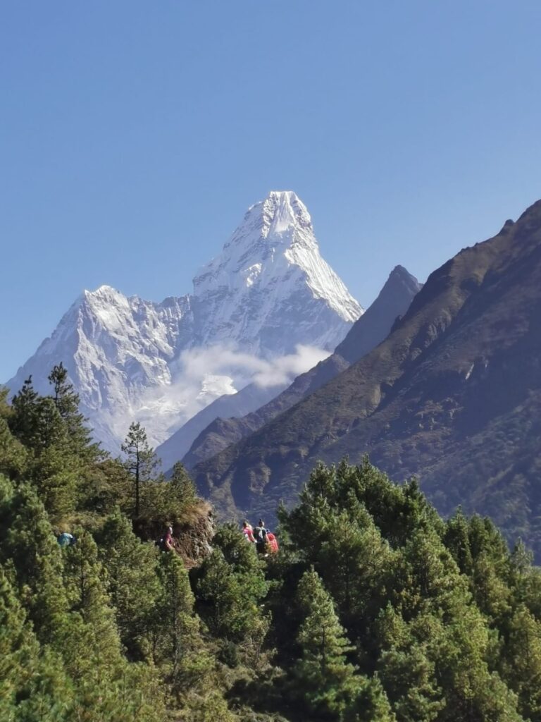 "Ama Dablam: Ukryty klejnot Himalajów – Trekking do bazy pod Ama Dablam"