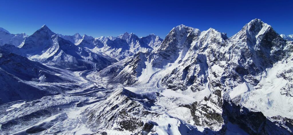 Widok z drogi na Lobuche East (6090 m)